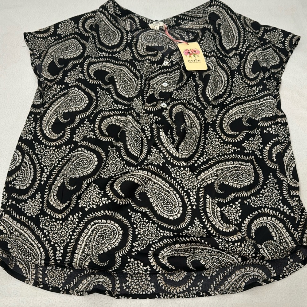 entro Black and White Paisley Short Sleeve Blouse